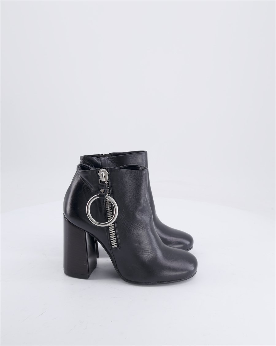 Mcq Ankle boots Leather Black 35 EU