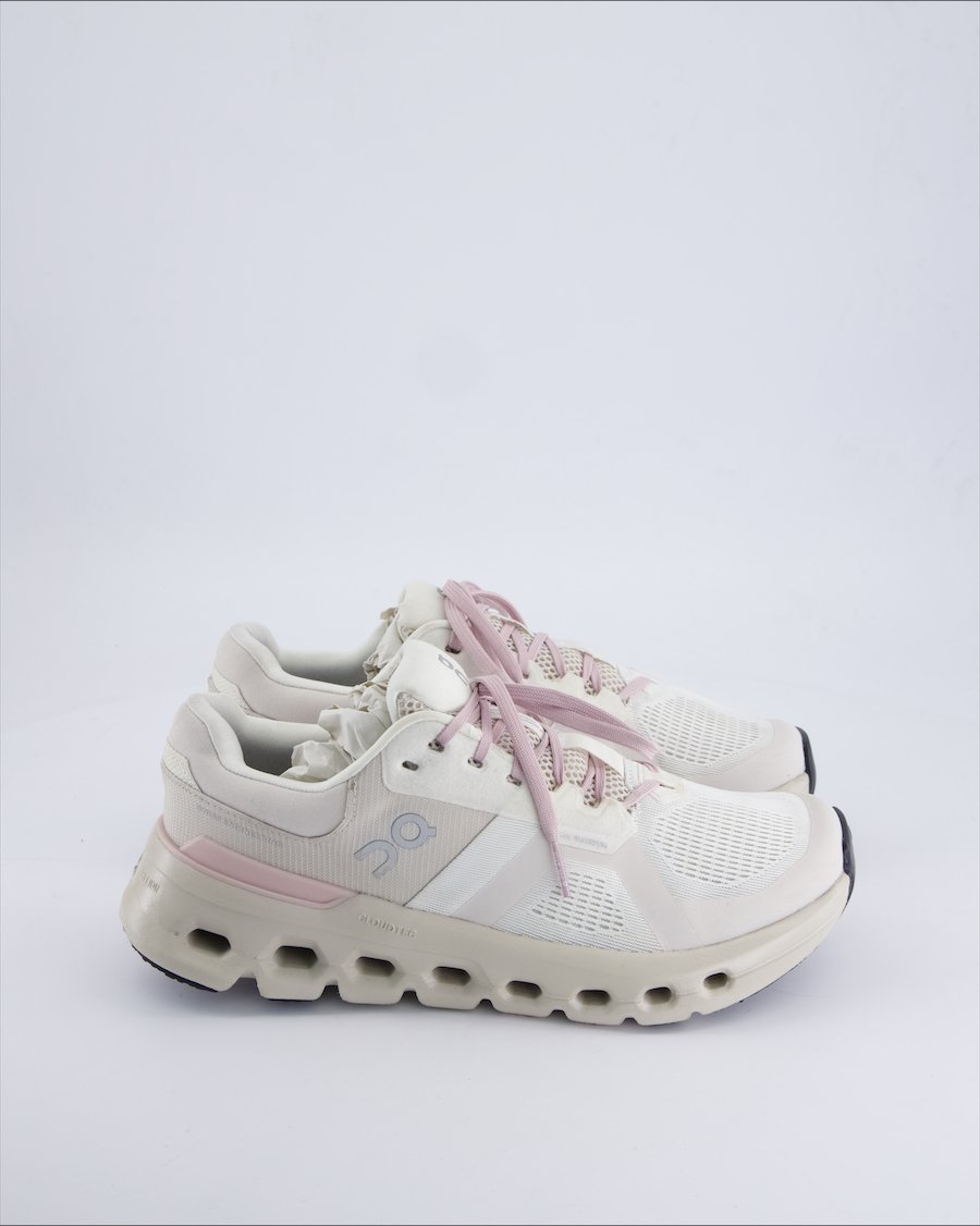 On Swiss Engineering Trainers Cloth Beige 41 EU
