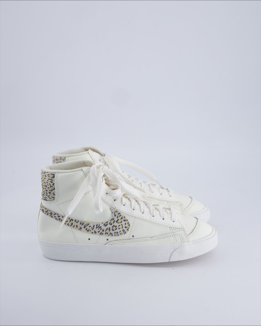 Nike Blazer Mid 77 SE Trainers Leather White 40 EU